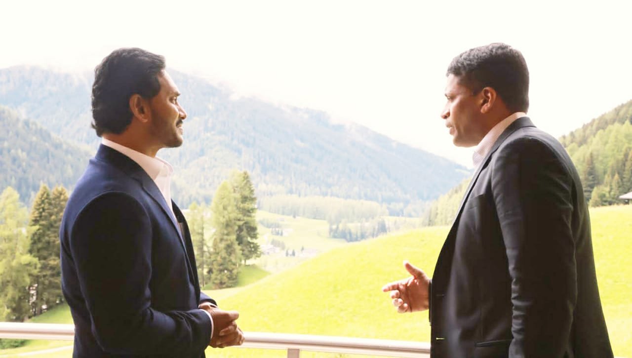 AP CM Jagan Mohan Reddy with Byju's CEO Raveendran at Davos on 25 May, 2022 (Image: Andhra Pradesh CM/Offical Facebook Page)