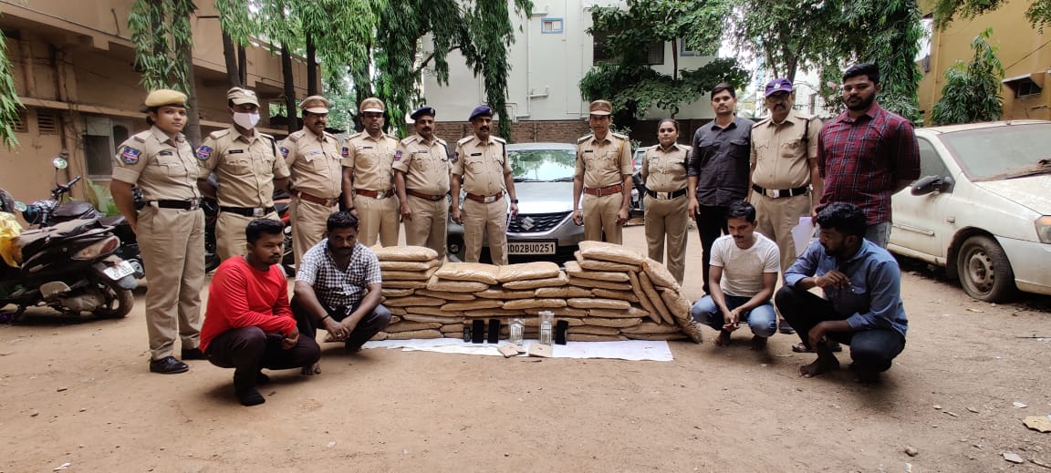 Cyberabad Metropolitan Police present the four suspects along with the seized 125 kg marijuana. (Supplied) Cyberabad Metropolitan Police present the four suspects along with the seized 125 kg marijuana. (Supplied)