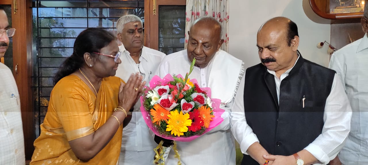 Draupadi Murmu meeting Former PM H D Deve Gowda On the recent Karnataka visit of Draupadi Murmu, she met former Prime Minister and JDS chief HD Deve Gowda and sought support for the presidential election on July 18. (Supplied)