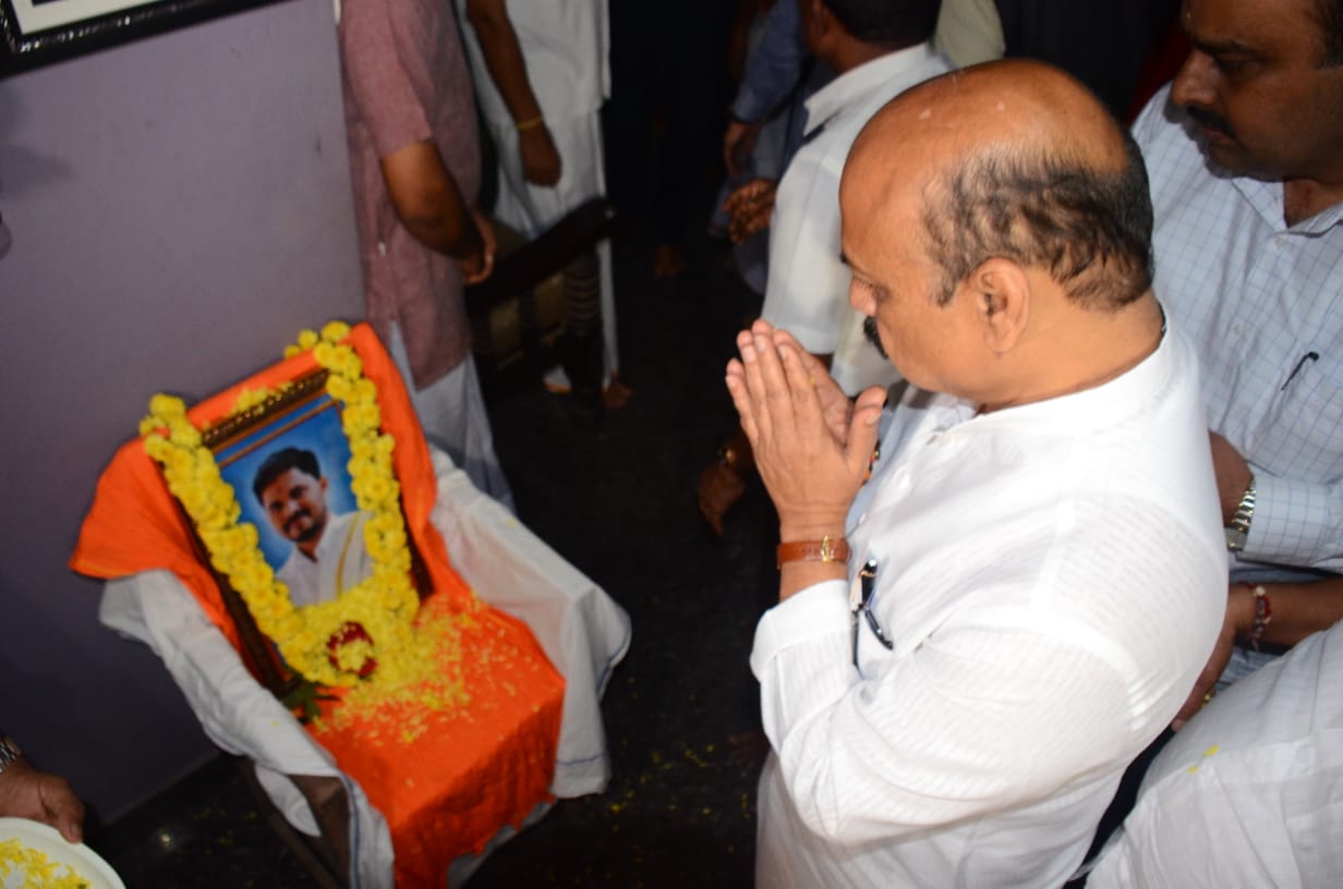 Karnataka Chief Minister Basavaraj Bommai pays respects to slain BJYM worker Praveen Nettaru’s photo in Dakshin Kannada. (Supplied) Karnataka Chief Minister Basavaraj Bommai pays respects to slain BJYM worker Praveen Nettaru's photo in Dakshin Kannada. (Supplied)