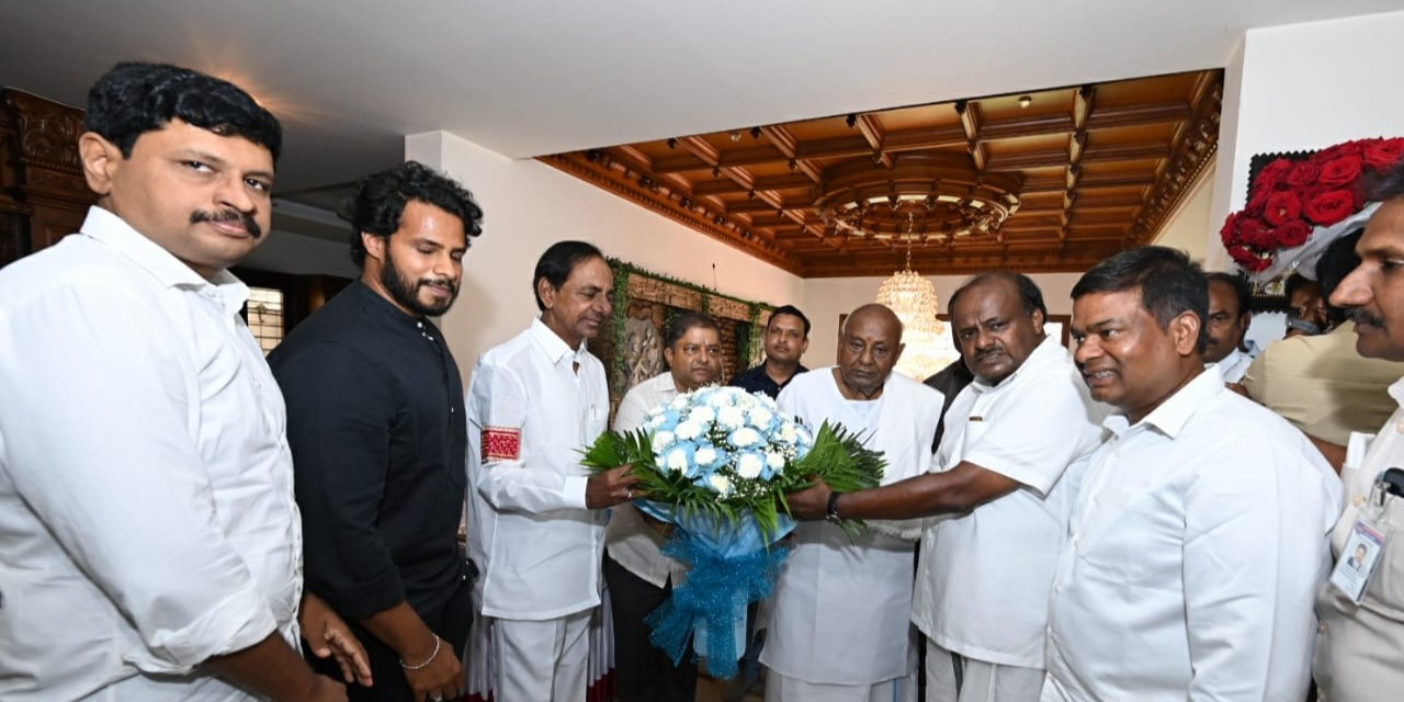 Former Prime Minister HD Deve Gowda receives Telangana Chief Minister K Chandrashekar Rao at his residence. (Supplied) Former Prime Minister HD Deve Gowda receives Telangana Chief Minister K Chandrashekar Rao at his residence. (Supplied)