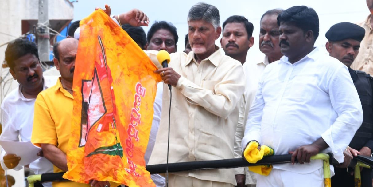 TDP Chief and former Chief Minister of AP, N Chandrababu Naidu showing a TDP flag soaked with his supporter’s blood at the roadshow in Kuppam on Thursday, 25 August. (iTDP_Official/Twitter) TDP Chief and former Chief Minister of AP, N Chandrababu Naidu showing a TDP flag soaked with his supporter's blood at the roadshow in Kuppam on Thursday, 25 August. (iTDP_Official/Twitter)