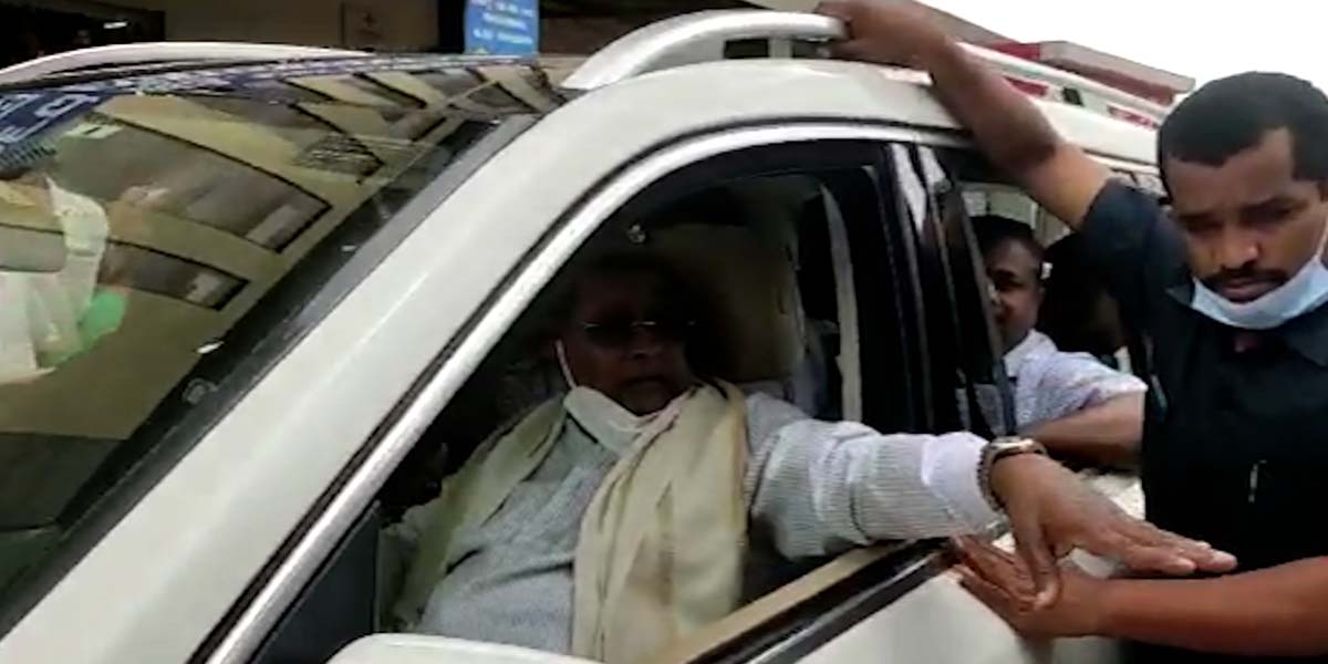 Bagalkot riot victim hurled a bundle of money on Congress leader Siddaramaiah. (Supplied)d