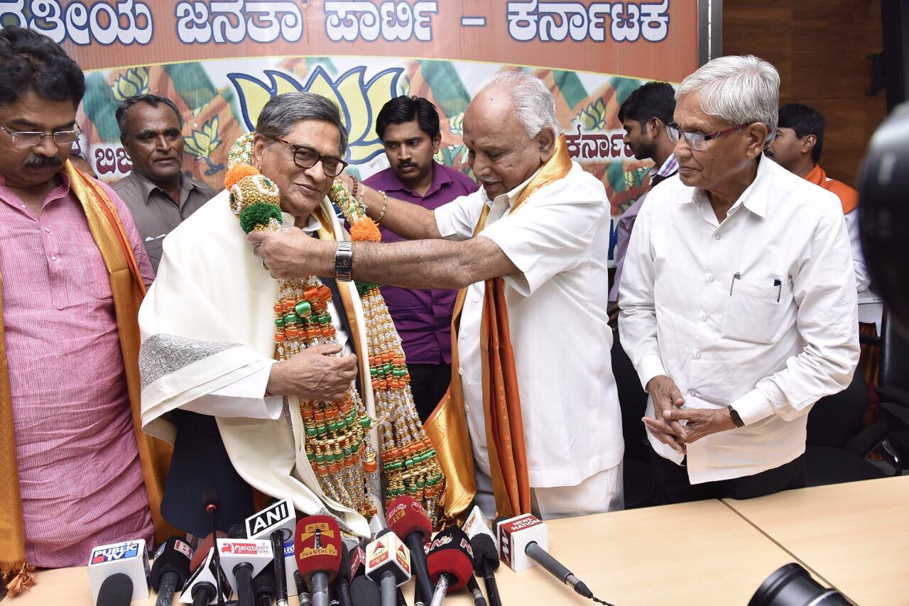 SM Krishna being welcomed into BJP by BS Yediyurappa in 2017. (twitter: BJP4Karnataka)
