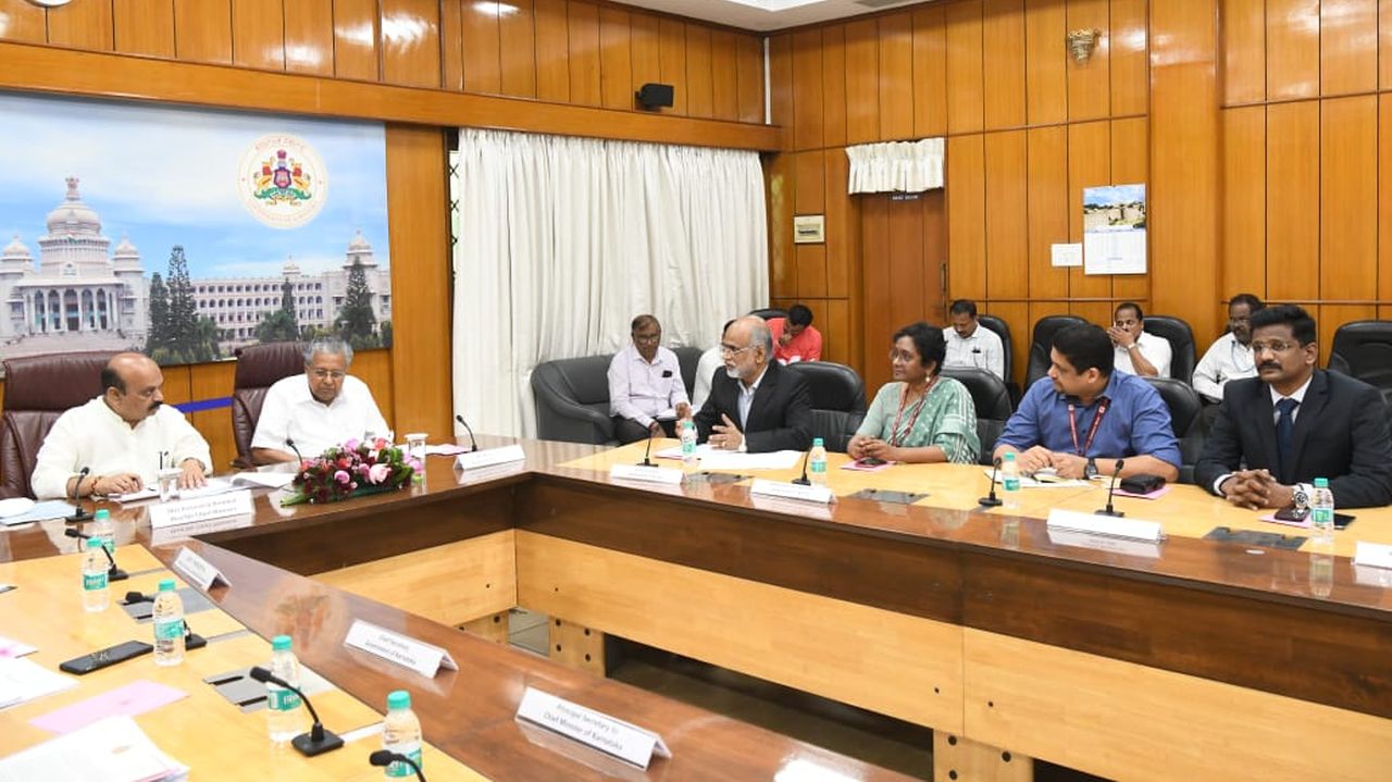 Bommai and Vijayan 2 Kerala Chief Minister Pinarayi Vijayan and his Karnataka counterpart Basavaraj Bommai at a meeting in Bengaluru on Sunday, 18 September, 2022. (Supplied)