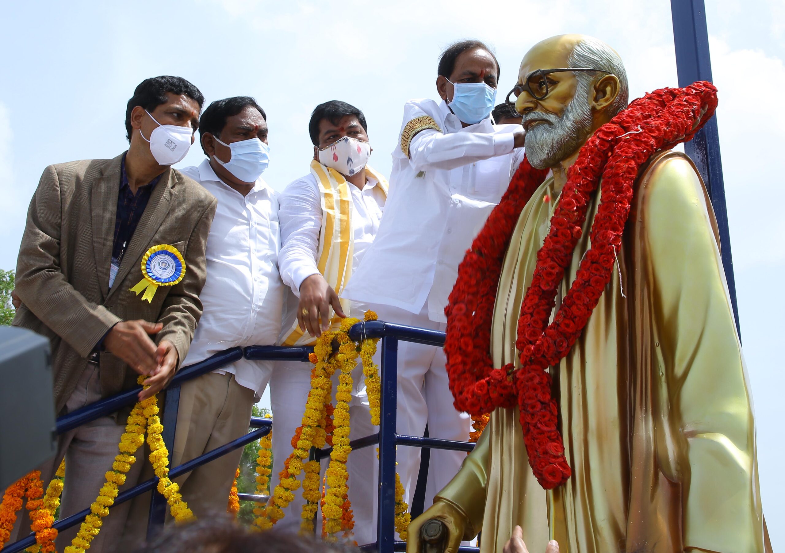 KCR with Narayana statue CM KCR inaugurating the Kaloji Narayana Rao statue at Kaloji Narayana Rao University of Health Sciences in Warangal district. (Kaloji Narayana Rao University of Health Sciences/Website)