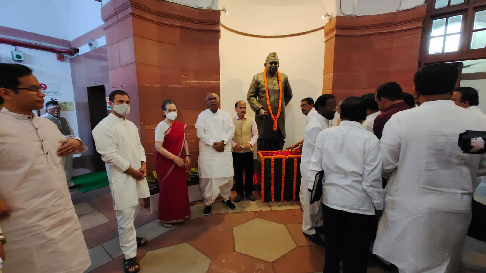 Mallikarjun Kharge with Sonia Gandhi and Rahul Gandhi at Parliament House on 5 April, 2022. (Twitter: LoPIndia)