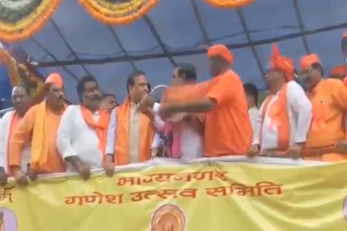 Hyderabad: TRS man tries to snatch mic with Assam CM Himanta Biswa Sarma on stage