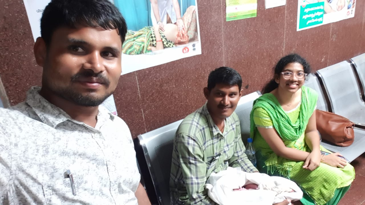 medical student delivery on train Medical student who's won hearts by helping a 28-year-old woman deliver on a moving train in Andhra Pradesh