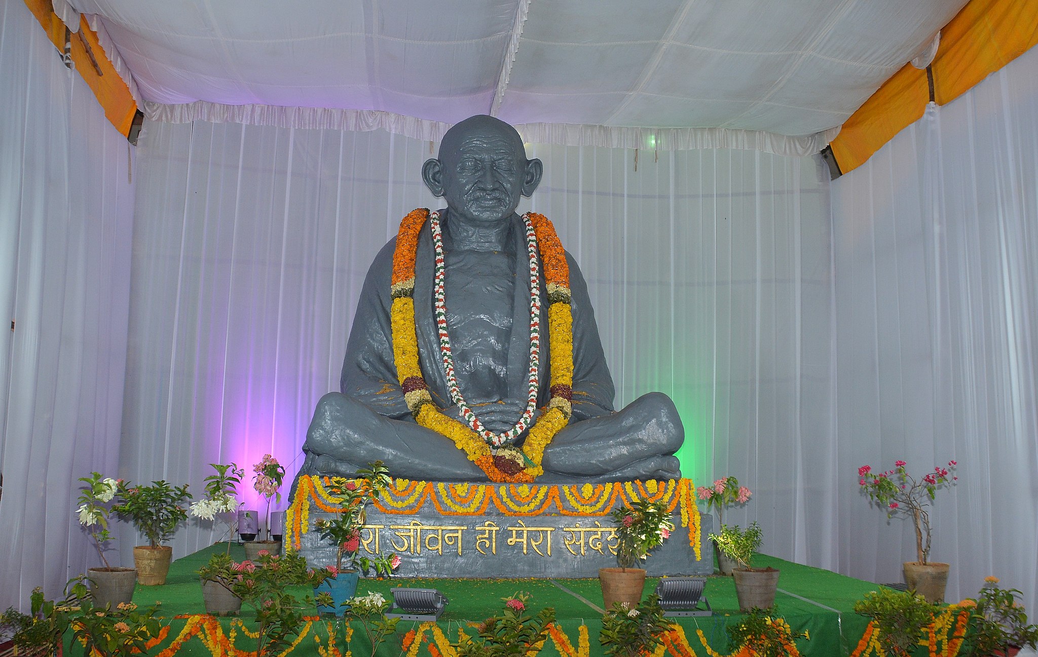 Gandhi Jayanti : Political Leaders pay respects to Mahatma Gandhi on his birth anniversary