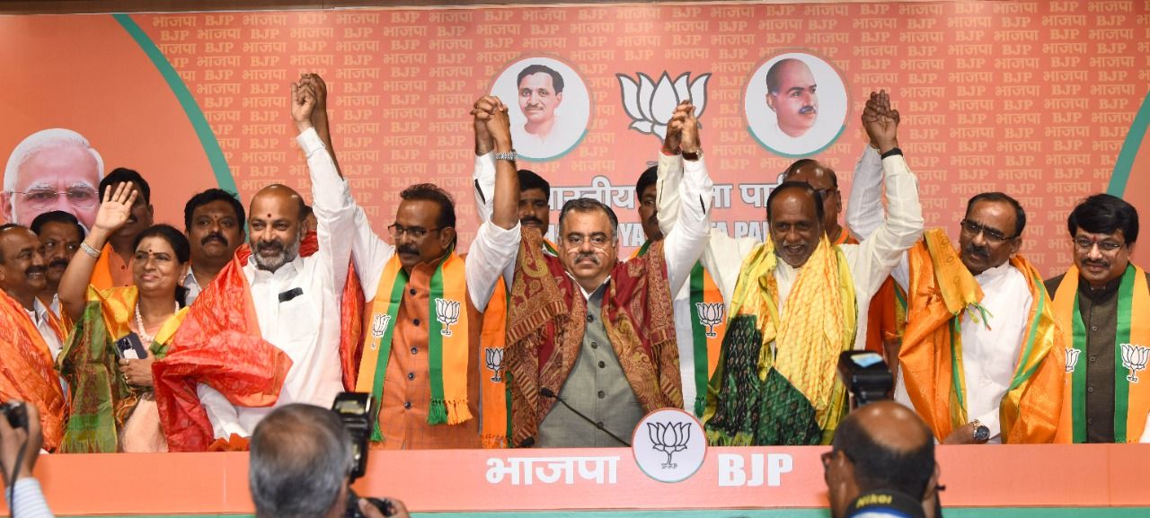 Narsaiah Goud joins BJP Along with Narsaiah, 16 other TRS leaders also joined the saffron party