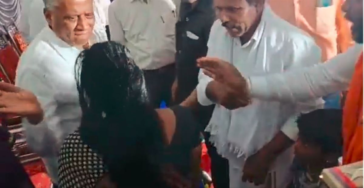 Video grab of minister V Somanna slapping a woman on dias in Chamrajnagar – resized Video grab of minister V Somanna slapping a woman on dias in Chamrajnagar