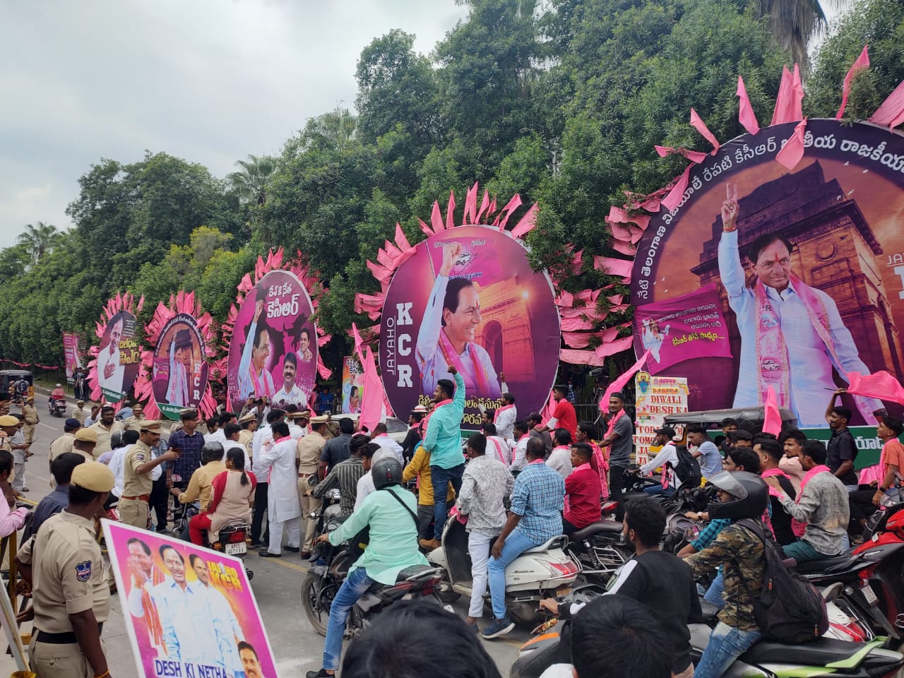 Massive hoardings hailing Telangana Chief Minister and TRS Chief K CHandrashekhar Rao in Hyderabad on Wednesday. (Ajay Tomar/South First) Massive hoardings hailing Telangana Chief Minister and TRS Chief K CHandrashekhar Rao in Hyderabad on Wednesday. (Ajay Tomar/South First)