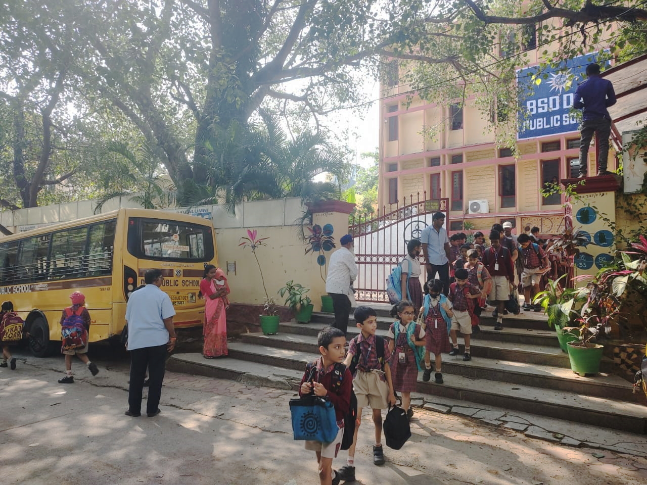 BSD-DAV-school-Banjara-Hills-reopens-4 Students come out of the BSD DAV School on Monday, 7 November, 2022. (Ajay Tomar/South First)