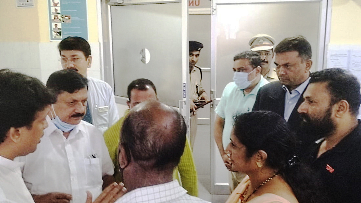 Jnanendra Araga Karnataka Home Minister Jnanendra Araga visits the Mangalauru blast victim on Wednesday, 23 November, 2022. (Supplied)