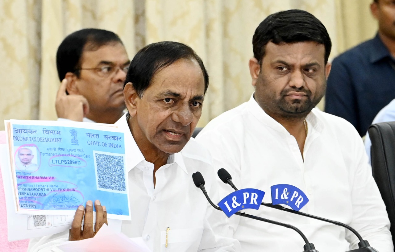KCR Press Conference 4 Telangana Chief Minister and TRS chief K Chandradhekar Rao, at a press conference in Hyderabad on Thursday, 3 November, 2022, shows "evidence" of people involved in the "cash for MLAs" case being linked directly to the BJP. (Supplied)
