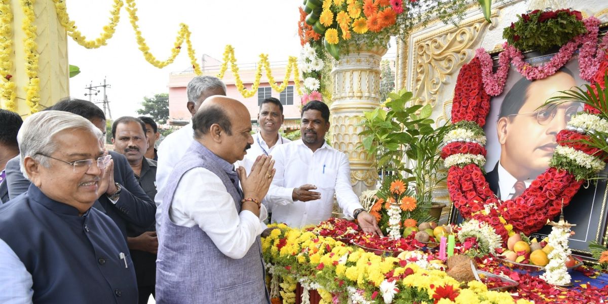 Karnataka CM Basavaraj Bommai paying tribute to BR Ambedkar. (BSBommai/Twitter) Karnataka CM Basavaraj Bommai paying tribute to BR Ambedkar. (BSBommai/Twitter)
