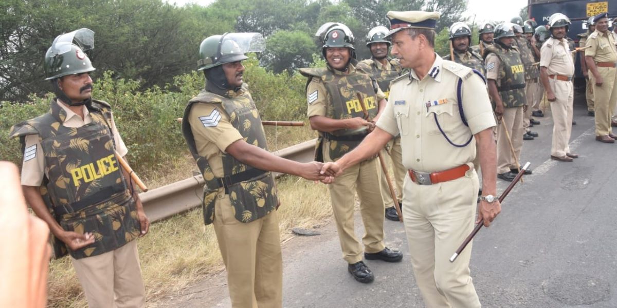 Karntaka Law & Order ADGP Alok Kumar meeting the personnel deployed at Belagavi. (SPBelagavi/Twitter) Karntaka Law & Order ADGP Alok Kumar meeting the personnel deployed at Belagavi. (SPBelagavi/Twitter)