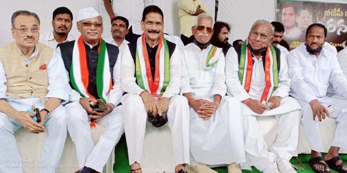 Marri Shashidhar Reddy (third from the left) with Congress leaders during a protest.(MSReddyOfficial/Twitter) Marri Shashidhar Reddy (third from the left) with Congress leaders during a protest.(MSReddyOfficial/Twitter)