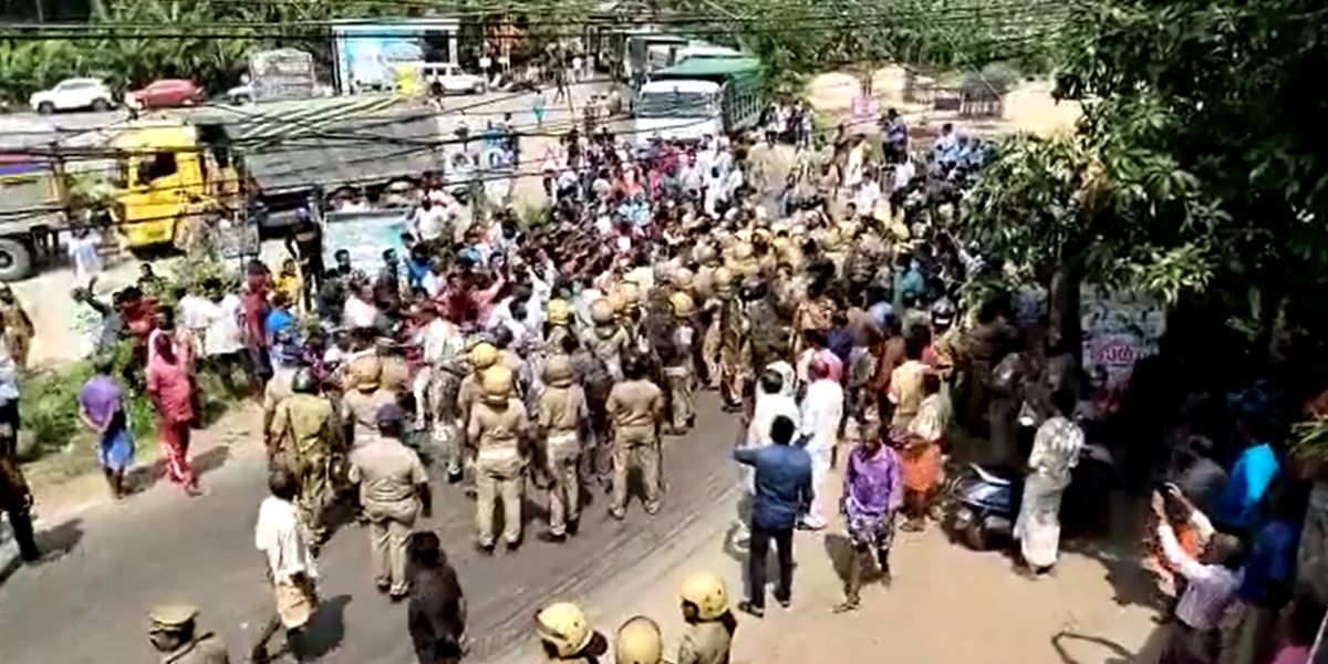 Protesters at Vizhinjam clashing with police. (Screengrab) Protesters at Vizhinjam clashing with police. (Screengrab)