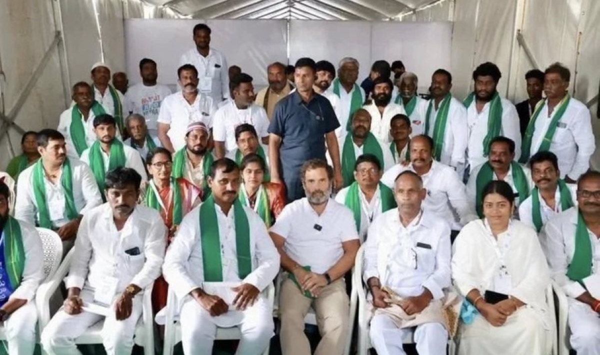 RahulFarmers2 Congress leader Rahul Gandhi with Amaravati farmers on 18 October. He met them while taking his Bharat Jodo Yatra through Andhra Pradesh (Twitter/Darshinii Reddy).