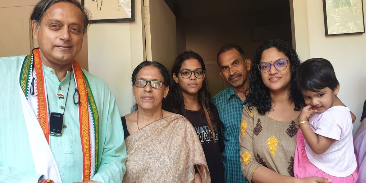 Tharoor's visit to the home of late poet & novelist TP Rajeevan.(ShashiTharoor/Twitter)