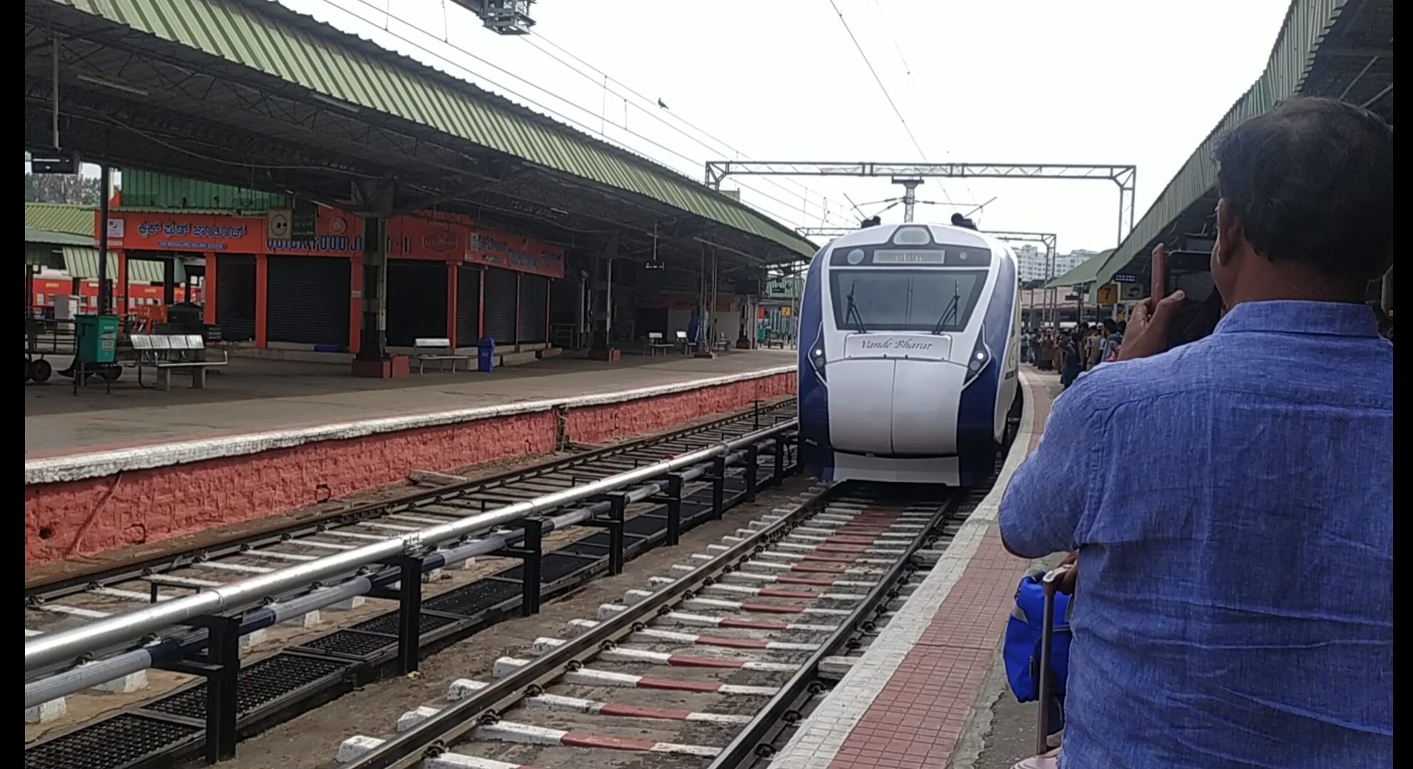 Vande Bharat arriving The Board's move would strengthen the railways infrastructure in the two Telugu states. (Deeksha Devadiga/South First)