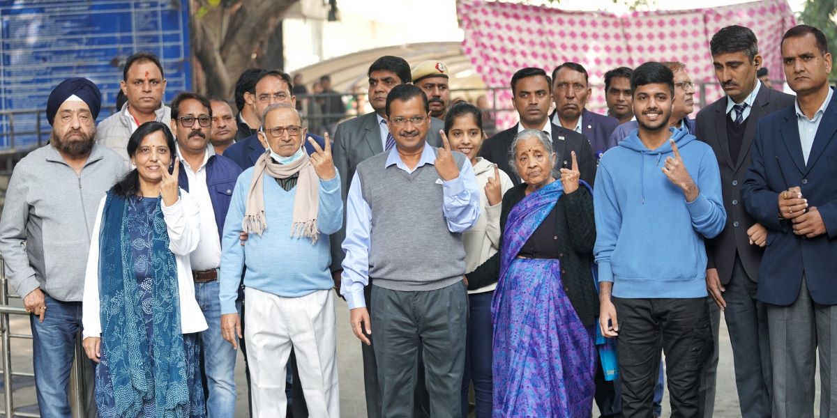 Arvind Kejriwal posing with family members after voting in the MCD polls. (ArvindKejriwal/Twitter) Arvind Kejriwal posing with family members after voting in the MCD polls. (ArvindKejriwal/Twitter)