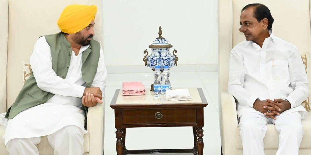 Bhagwant Mann Bhagwant Mann with KCR in Hyderabad on Tuesday, 20 December, 2022. (Supplied)