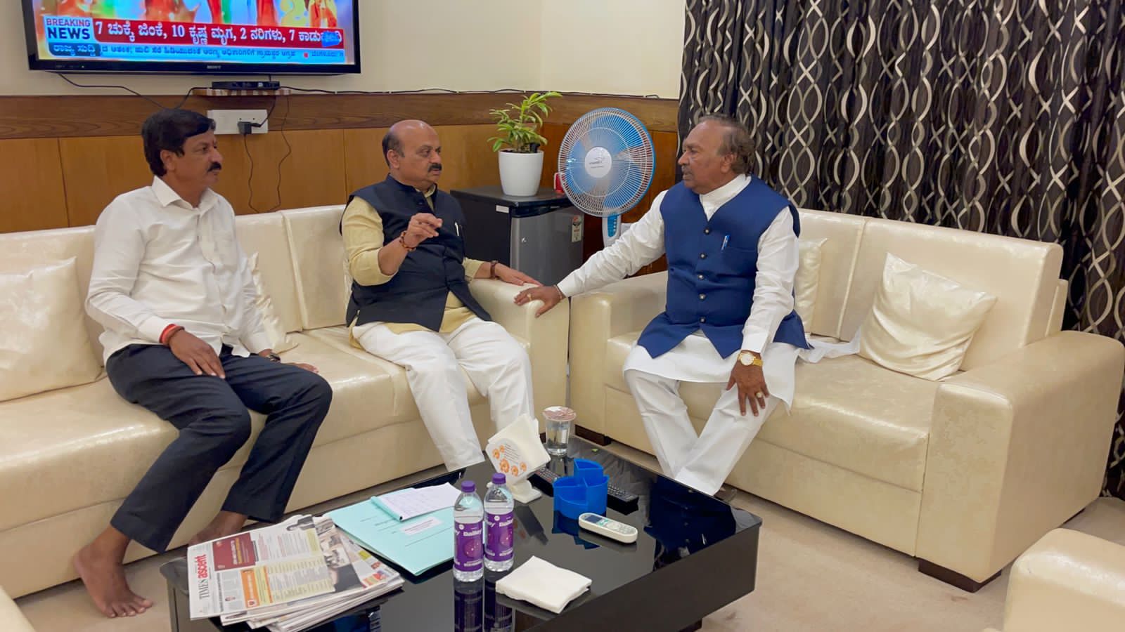 Karnataka Chief Minister Basavaraj Bommai held a meeting with the former ministers KS Eshwarappa and Ramesh Jarkiholi at VTU Guest House in Belagavi. (Supplied)