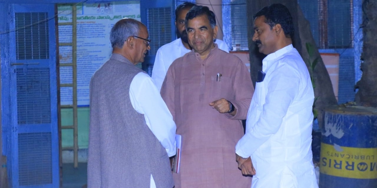 Digvijay Singh (extreme left) with Telangana state leaders of Congress. (Ramesh_R_PatelTwitter) Digvijay Singh