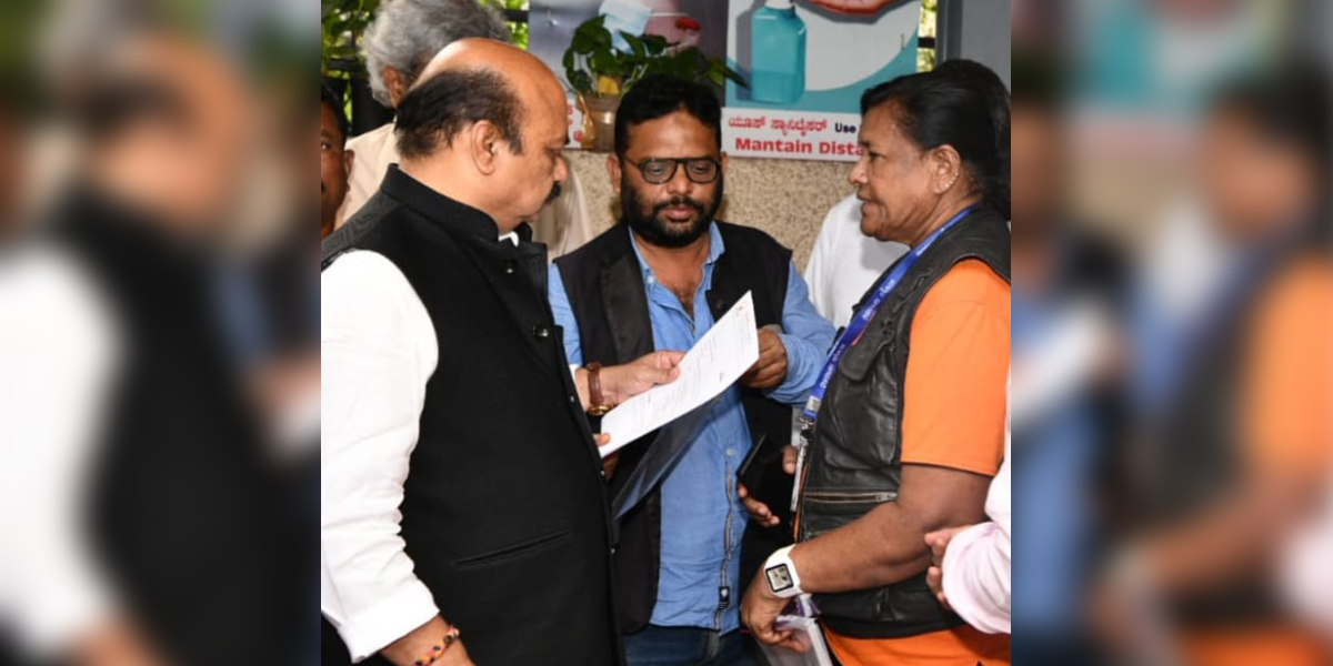 Geetha Bai giving her petition to Chief Minister Basavaraj Bommai. (Supplied)
