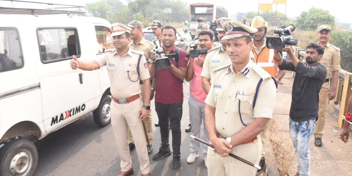 Top officials of Karnataka Police inspecting Koganolli Check-post on Karnataka border. (SPBelagavi/Twitter) Top officials of Karnataka Police inspecting Koganolli Check-post on Karnataka border. (SPBelagavi/Twitter)