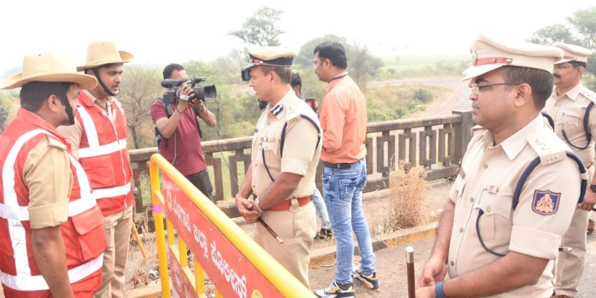 Karntaka Law & Order ADGP Alok Kumar inspecting Koganolli Check-post on Karnataka border. (SPBelagavi/Twitter) Karntaka Law & Order ADGP Alok Kumar inspecting Koganolli Check-post on Karnataka border. (SPBelagavi/Twitter)