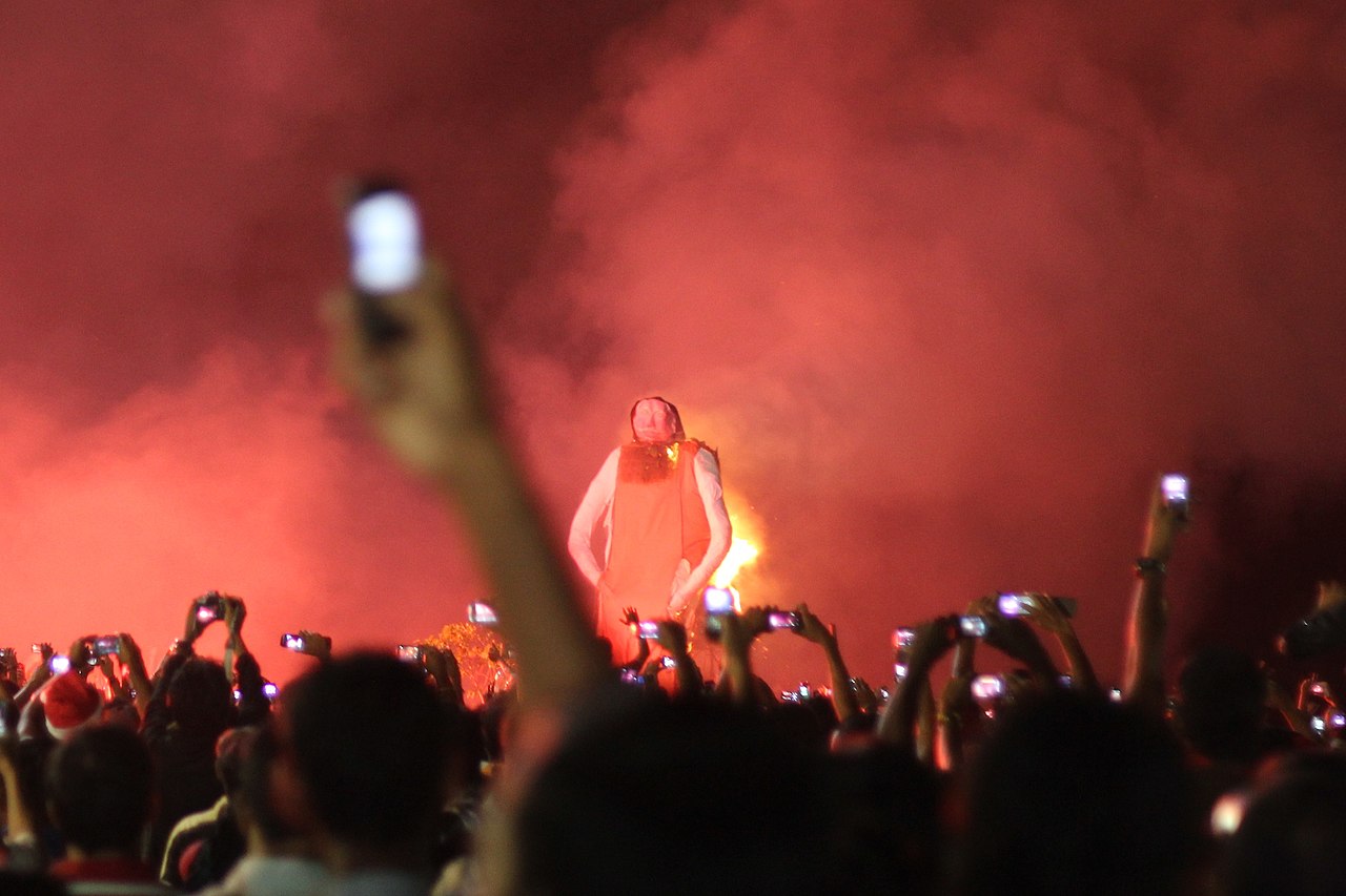 Setting Pappanji ablaze at Fort Kochi in 2011. (Wikimedia Commons/Ajeeshkumar4u)