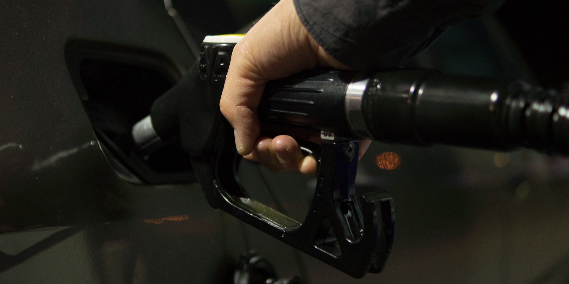 Petrol KTR demanded to know why the Central government allowed the export of crude oil bought from Russia. (Creative Commons)