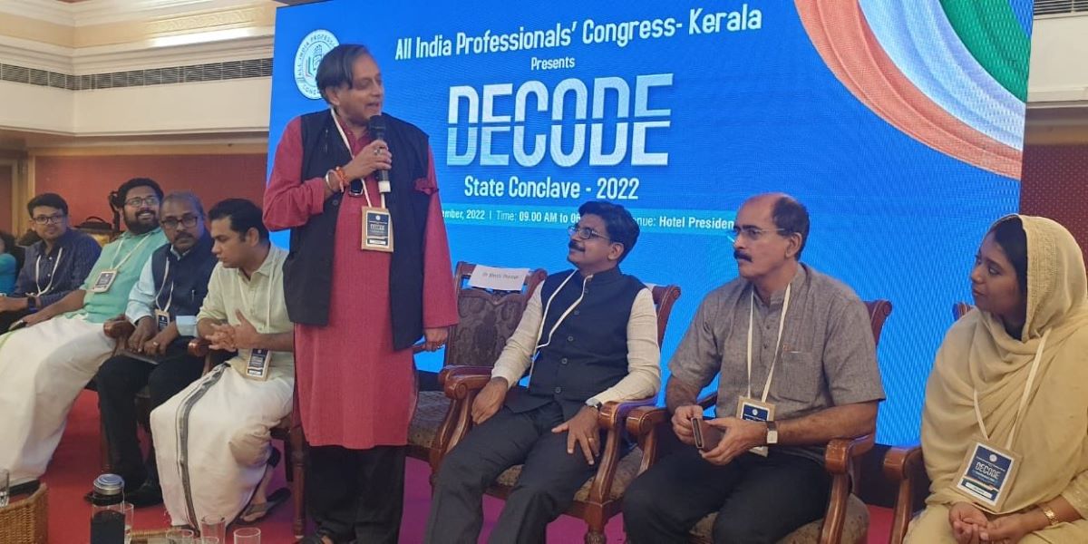 Shashi Tharoor speaking in Kochi. (ShashiTharoor/Twitter)