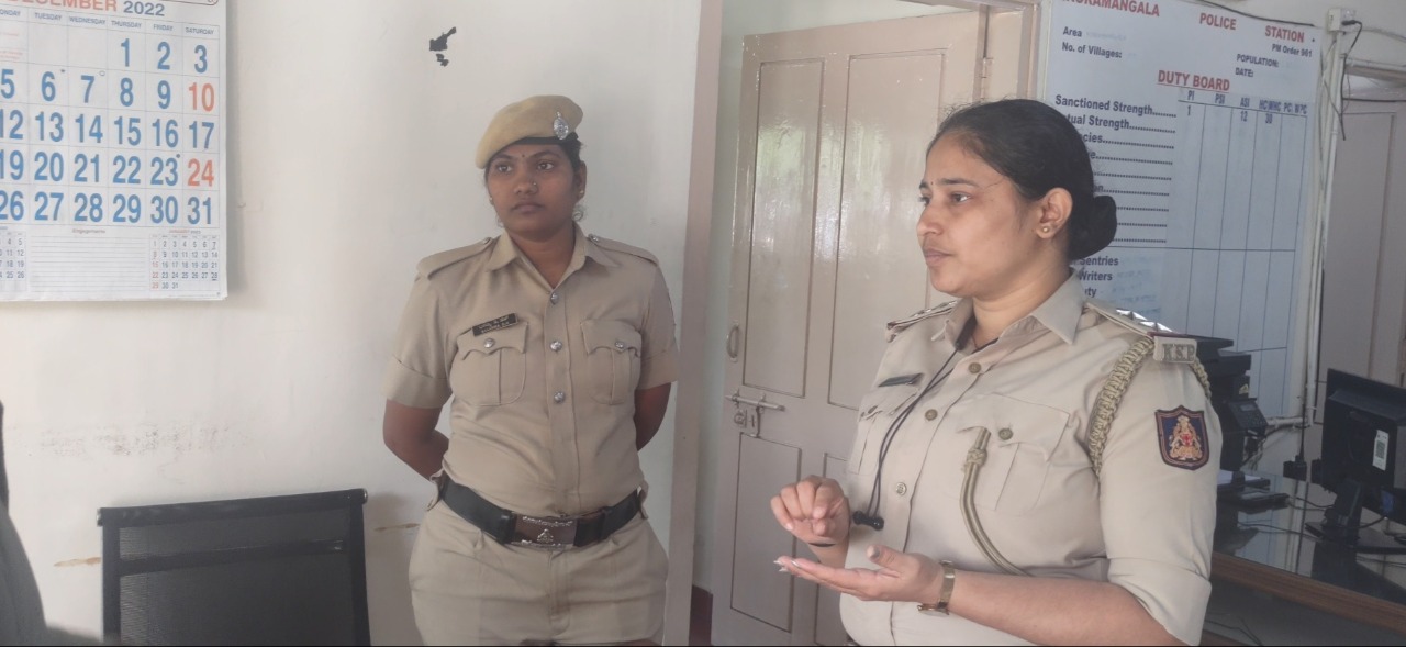 WhatsApp Image 2022-12-19 at 16.38.00 Sub-inspector Jyoti (Right) with Basamma at the Koramangala police station. (South First)