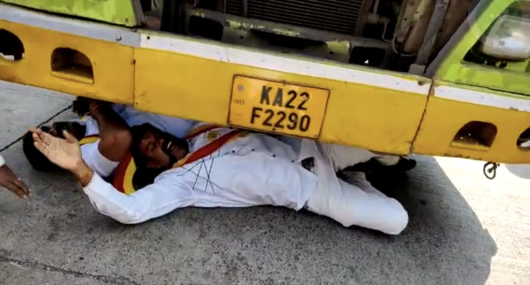 The members of Karnataka Rakshana Vedike staged protests against Maharashtra government over inter-state border dispute at HireBagewadi in Belagavi. The members of Karnataka Rakshana Vedike staged protests against Maharashtra government over inter-state border dispute at HireBagewadi in Belagavi.