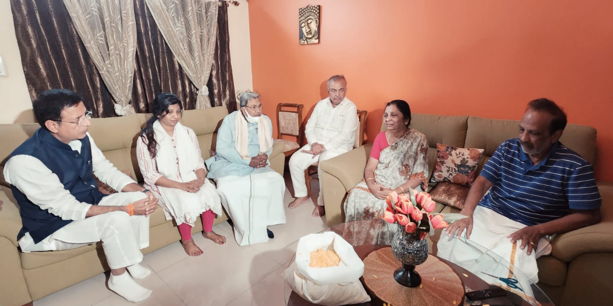 Congress leaders Siddaramaiah_Randeep Surjewala_Ramalinga Reddy at the deceased house. (Siddaramaiah/Twitter)