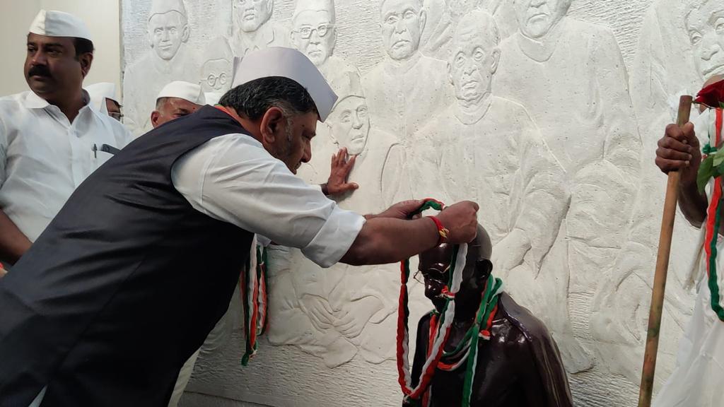 Gandhi-KPCC-1 On CBI plea, Supreme Court issues notice to Karnataka Deputy CM Shivakumar in DA case