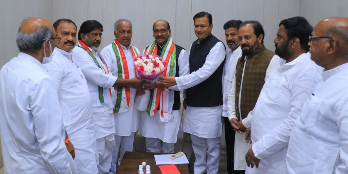 Manikrao Thakre being welcomed by Telangana Congress leaders. (INCTelangana/Twitter) Manikrao Thakre