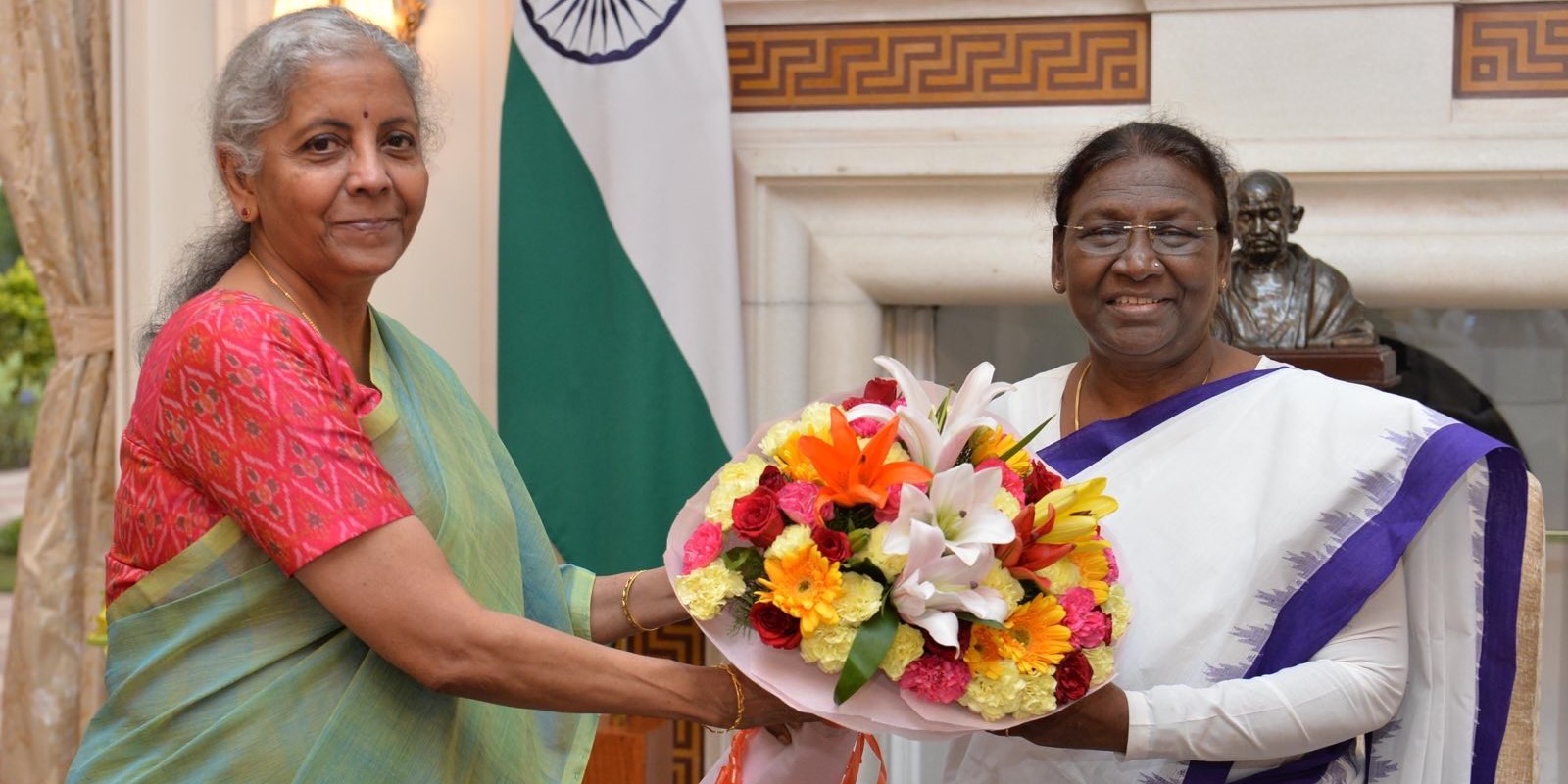 Finance Minister Nirmala Sitharaman with President Droupadi Murmu. (nsitharaman/Twitter) Economic Survey 2022-23