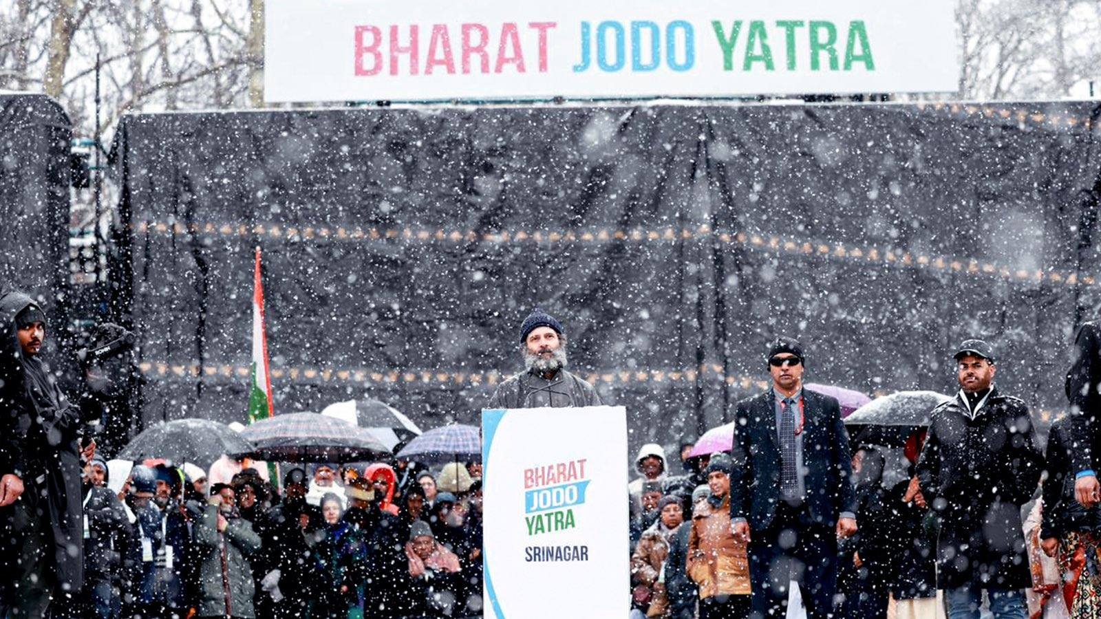 Rahul Gandhi delivering a speech in snowfall at conclusion rally of Bharat Jodo Yatra.