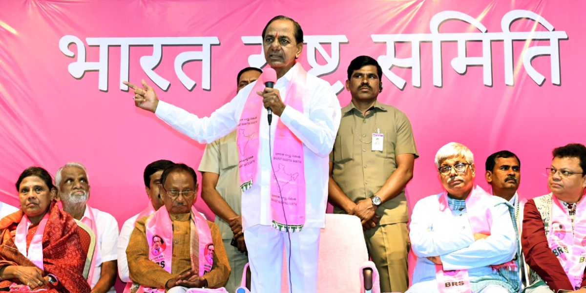 KCR, Gamang and others BRS chief K Chandrashekar Rao welcomed former Odisha CM Giridhar Gamang and others to the BRS. (BRS Party/Twitter)