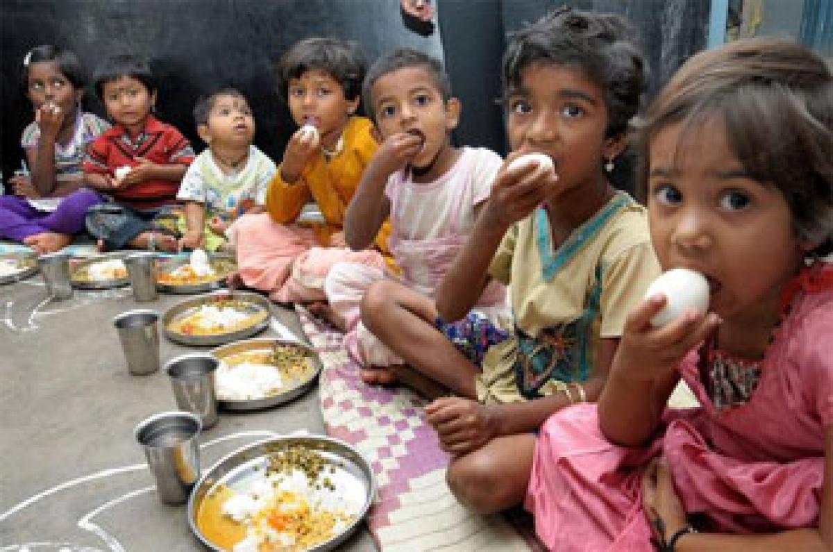 kids eating Representational pic of children eating eggs