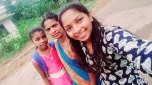 Minnu Mani with her mother and sister