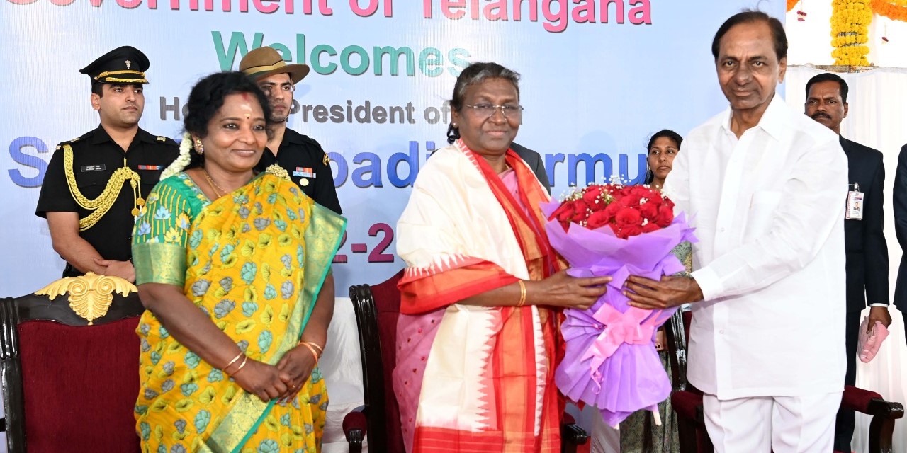 Telangana Chief Minister K Chandrashekar Rao, and Telangana Governor Tamilisai Soundararajan with President Droupadi Murmu. (TelanganaCMO/Twitter) Telangana Assembly Session