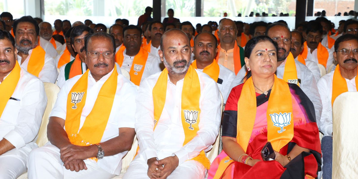 Bandi Sanjay, DK Aruna and Muralidhar Rao Bandi Sanjay was addressing party leaders at a workshop organised at Manneguda in Ibrahimpatnam. (DK Aruna/Twitter)