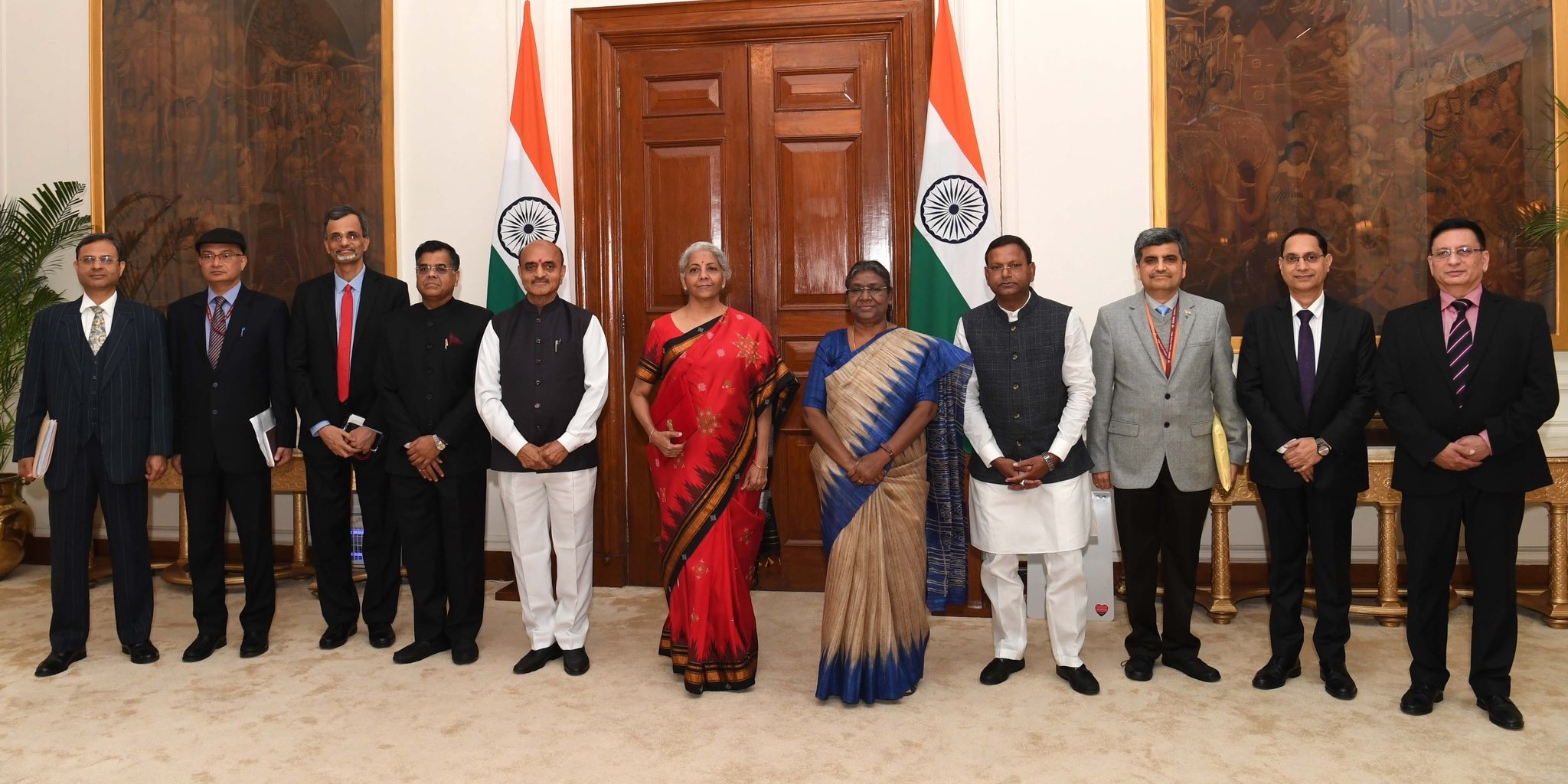 Union Minister of Finance and Corporate Affairs Smt Nirmala Sitharaman, MoS Dr Bhagwat Kishanrao Karad, MoS Shri Pankaj Chaudhary and senior officials of the Ministry of Finance called on President Droupadi Murmu at Rashtrapati Bhavan before presenting the Union Budget 2023-24. (rashtrapatibhvn/Twitter) Union budget 2023